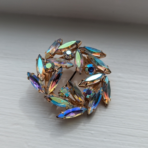 STUNNING 😍 Aurora Borealis Iridescent Leaf Wreath Circle Brooch Pink Undertones - Picture 4 of 9